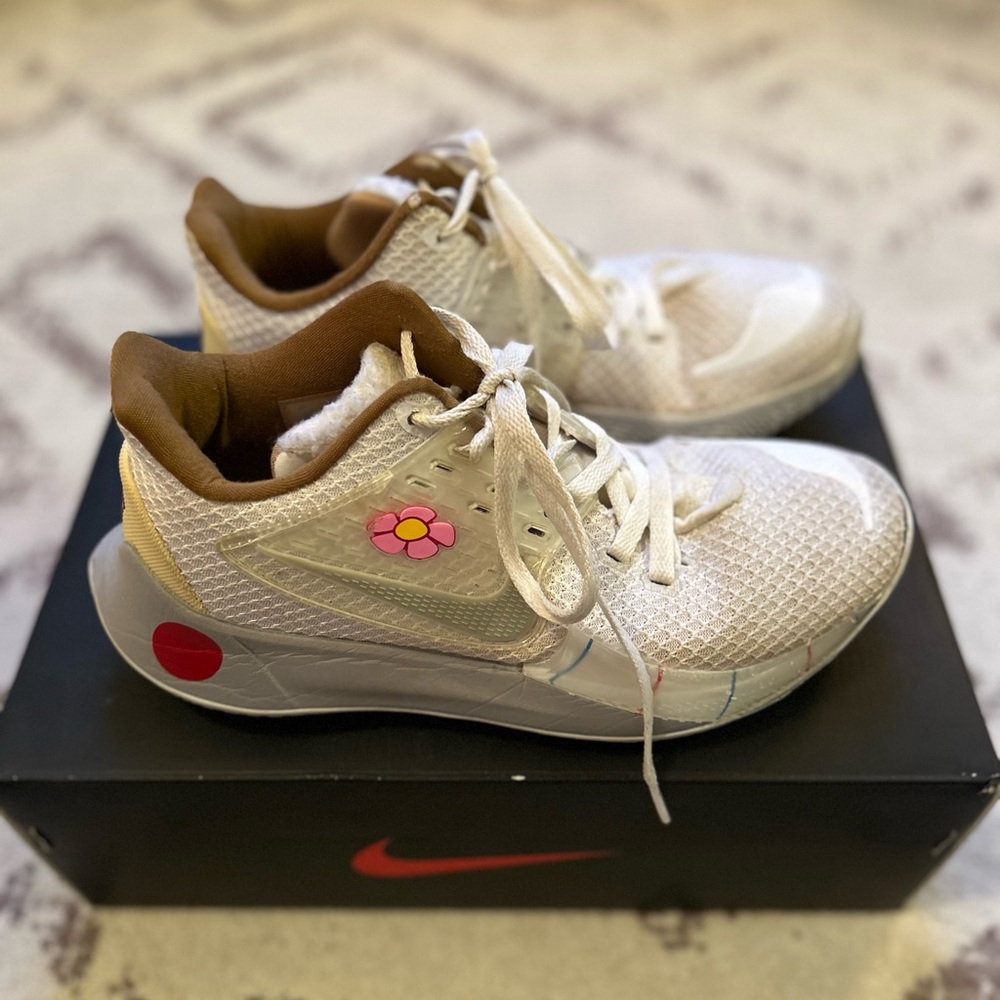NIKE KYRIE 2 LOW SANDY CHEEKS SIZE 7 IN KIDS 8.5 IN WOMENS WITH THE BOX!!